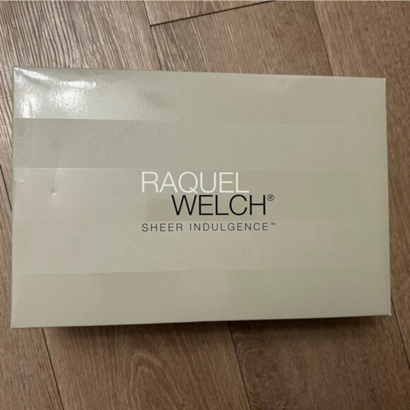 Raquel Welch Glazed Sand Synthetic Short Pixie Wig - Picture 12 of 13